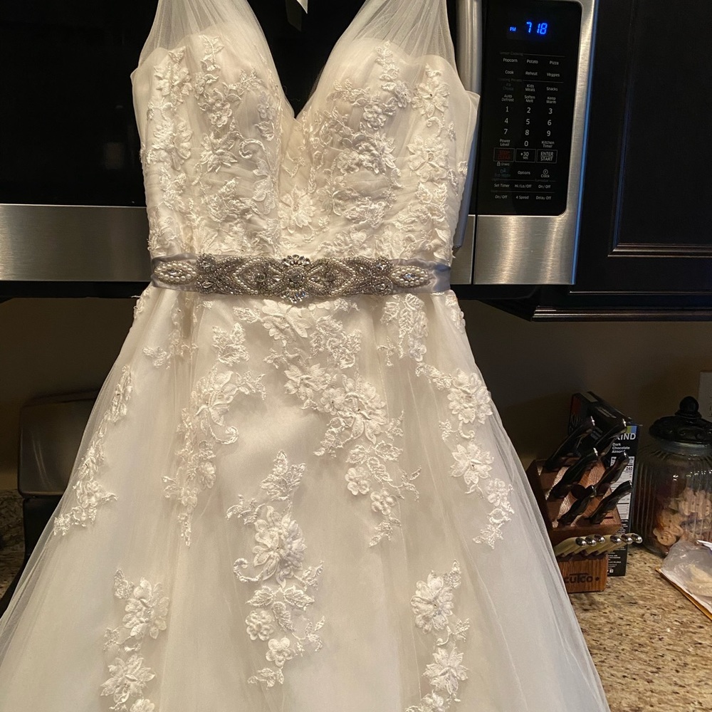 Wedding dress in Ivory. Simple but elegant and the bride will look stunning.